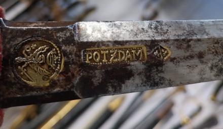 Ein Schwert mit der Inschrift POTZDAM