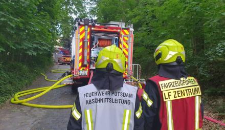 Zwei Feuerwehrmänner im Einsatz