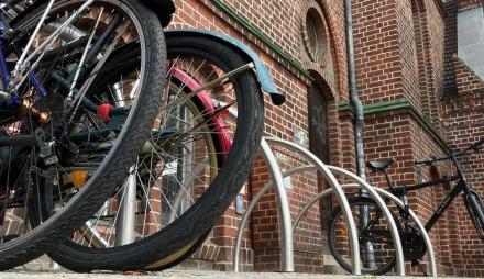 Zwei Fahrräder stehen an Fahrradständern vor dem Rathaus Babelsberg.