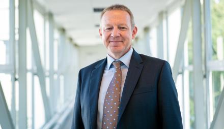 Torsten Wiegel im dunklen Anzug