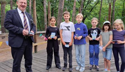 Der Beigeordnete für Bildung, Kultur, Jugend und Sport, Torsten Wiegel, übergibt die Ferienpässe 2025.