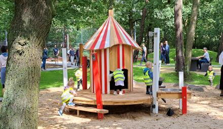 Kinder auf einem Spielgerät auf dem Mehrgenerationen-Spielplatz am Stern