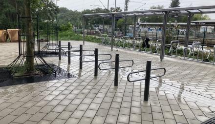 Fahrradabstellanlage am Bahnhof Griebnitzsee werden aufgebaut