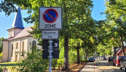 Ein Parkverbotszonen-Schild mit der Ausnahme, dass das Parken für Anwohnende mit den Parkausweisnummern 510 und 520 erlaubt ist
