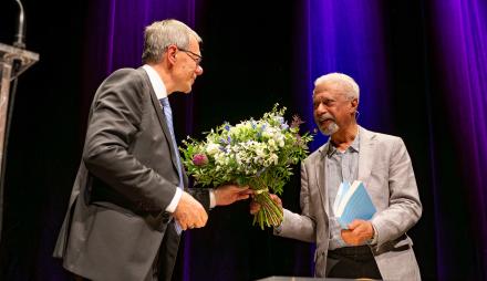 Literaturnobelpreisträger Abdulrazak Gurnah hat sich ins Goldene Buch der Landeshauptstadt eingetragen