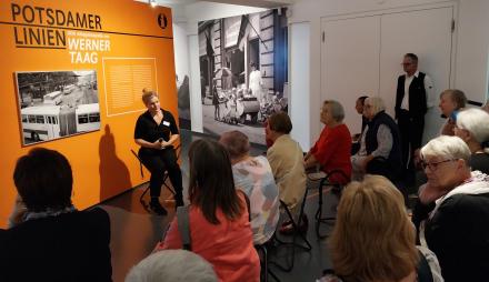 Ältere Menschen sitzen und hören bei der Veranstaltung Silver Salon zu.