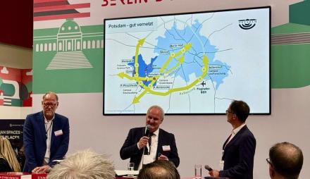 Bert Nicke, Bernd Rubelt und Mirko Nauheimer stehen vor einer Potsdam Grafik und erläutern die neuen Projekte in Potsdam