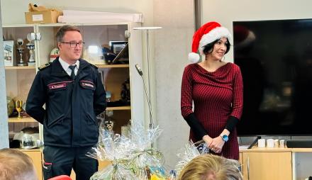 Noosha Aubel besucht die Feuerwache Holzmarktstraße an Heiligabend