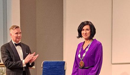 Oberbürgermeisterin Noosha Aubel trägt die Amtskette, die sie vom Vorsitzenden der Stadtverordneten, Dr. Hagen Wegewitz, erhalten hat.