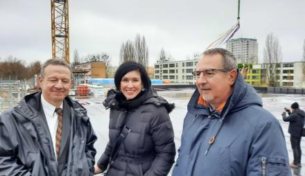 Torsten Wiegel (Beigeordneter für Bildung, Kultur, Jugend und Sport), Oberbürgermeisterin Noosha Aubel und Bernd Richter (Werkleiter des Kommunalen Immobilien Service )