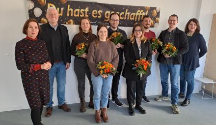 Dezernent Dieter Jetschmanegg mit sechs der 17 engagierte Nachwuchskräfte