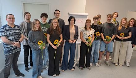 Oberbürgermeisterin Noosha Aubel begrüßt die neuen Azubis und Studierenden.