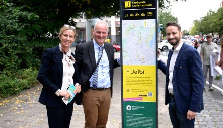 Baubeigeordneter Bernd Rubelt, Bettina Biffi, Geschäftsführerin der Verkehrsbetrieb Potsdam GmbH, und Michael Bartnik, Fachgebietsleiter Mobilitätshubs bei der BVG, eröffneten die Mobilitätstation am Bassinplatz. 