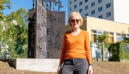 Künstlerin Sabine Horning vor ihrer Skulptur „Die Mehrzahl ist das Gesetz der Erde“ 