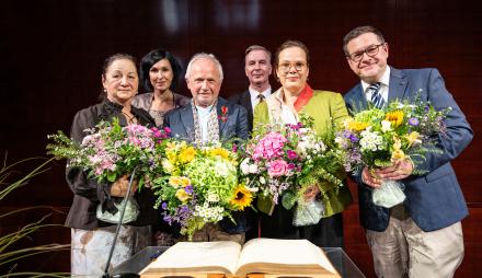 Carla Villwock, Marie-Luise Glahr, Jörg Näthe und Markus Wicke tragen sich ins Goldene Buch der Landeshauptstadt Potsdam ein