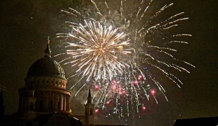 Feuerwerk am Alten Markt mit dem Blick auf die Nikolaikirche