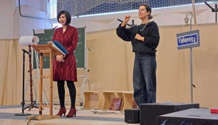 Oberbürgermeisterin Noosha Aubel gratuliert der Wilhelm-von-Türk-Schule zum Jubiläum.