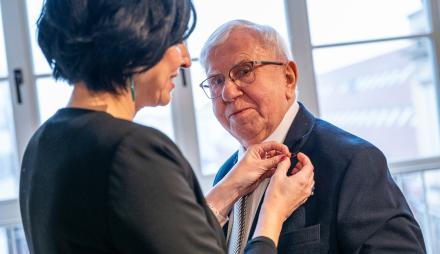 Siegfried Grube erhält das Bundesverdienstkreuz.