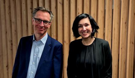 Dr. Daniel Fuhrhop und Oberbürgermeisterin Noosha Aubel 