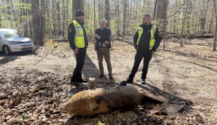 Bombeneinsatz am 21. April 2026 im Wildpark erfolgreich. Beigeordneter Bernd Rubelt und die Einsatzleitung im Gespräch mit Sprengmeister Mike Schwitzke.
