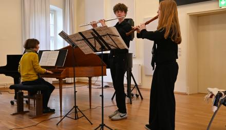 Ein Trio in der Besetzung Blockflöte, Querflöte, Klavier bzw. Cembalo beim Ensemblewettbewerb