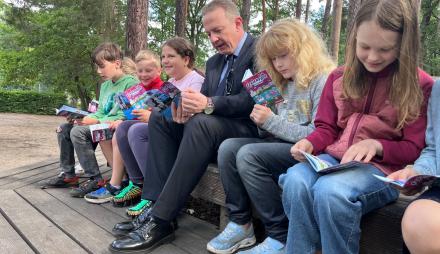 Torsten Wiegel, Beigeordneter für Bildung, Kultur, Jugend und Sport, hat die Ferienpässe für die Sommerferien 2026 an Schülerinnen und Schüler in Potsdam überreicht.