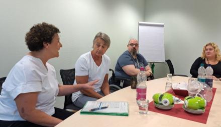 Brigitte Meier und Steven Snelsire informieren zur bedarfsgerechten Pflege 