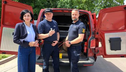 Oberbürgermeisterin Noosha Aubel, Sprengmeister Mike Schwitzke und Einsatzleiter Kai Lange