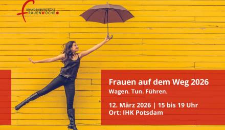 Frau mit Regenschirm vor einer gelben Mauer sowie Hinweis auf die Veranstaltung Frauen auf dem Weg am 12. März 2026 von 15 bis 19 Uhr in der IHK Potsdam.