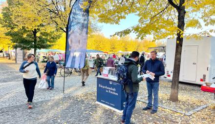 Ein Stand des Bürgerhaushalts auf dem Markt.