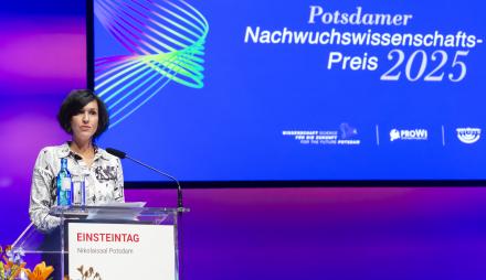 Oberbürgermeisterin Noosha Aubel bei ihrer Rede des Nachwuchswissenschafts-Preis 2025