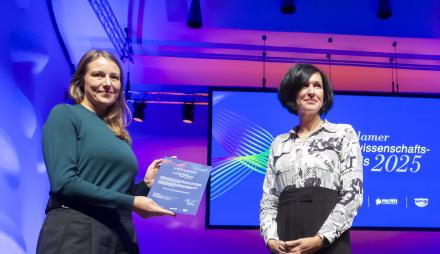 Oberbürgermeisterin Noosha Aubel mit Dr. Elisabeth Kimmerle, Preisträgerin des Nachwuchswissenschafts-Preises 2025.