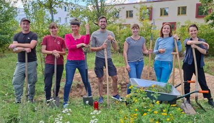 Bewohnerinnen beim Umbau der Grünfläche (Foto: NABU Bornstedt)