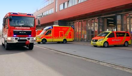 Rettungswagen, Notarztwagen und Feuerwehrauto vor der Feuerwachen.