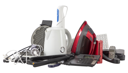 E-Schrotthaufen mit Waffeleisen, Wasserkocher, Bügeleisen, Telefonen und anderen Gegenständen