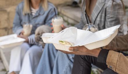 Einwegverpackung im Einsatz-Foto Freepik.jpg