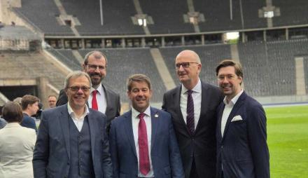 Bürgermeister Burkhard Exner u.a. mit Ministerpräsident Dietmar Woidke bei der Präsentation Bewerbung Berlin+ im Olympiastadion.