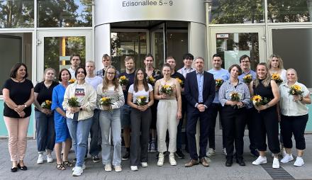 Die neuen Azubis von 2024 mit Oberbürgermeister Mike Schubert.