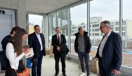 Vier Männer und zwei Frauen stehen in einem Halbkreis bei der KIS Sommertour.