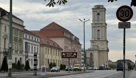 Breite Straße mit Autos