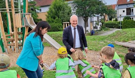 Bernd Rubelt bei der Eröffnung der Grünfläche Golmer Ritterstraße und Spielplatz mit acht Kinder.