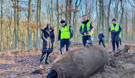 Oberbürgermeisterin Noosha Aubel, Einsatzleiter Kai Lange und Sprengmeister Mike Schwitzke mit der entschärften Bombe.