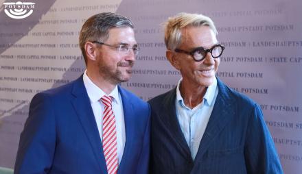 Oberbürgermeister Mike Schubert mit Wolfgang Joop.