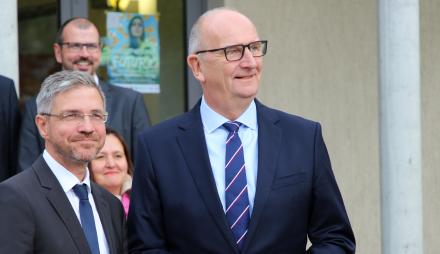 Ministerpräsident Dietmar Woidke und Oberbürgermeister Mike Schubert vor dem Treffpunkt Freizeit