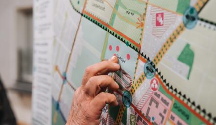 Eine Hand zeigt auf eine Karte.