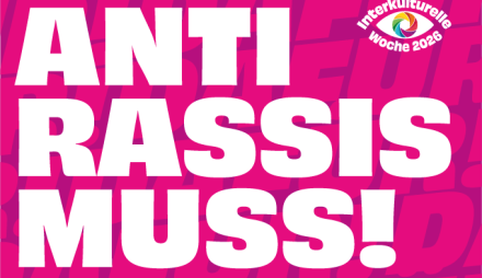 Grafik zur Interkulturellen Woche 2026 mit der Aufschrift „Anti Rassismus!“ und dem Logo der Interkulturellen Woche 2026 auf pinkfarbenem Hintergrund.