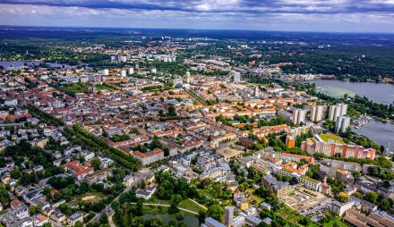 Das Farbfoto zeigt eine Luftaufnahme von Potsdam.