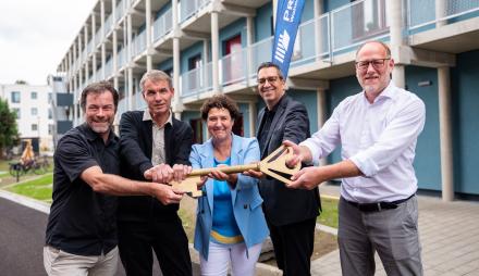Symbolische Schlüsselübergabe im Patrizierweg: Gregor Jekel, Leiter Fachbereich Wohnen, Arbeiten, Integration der Landeshauptstadt Potsdam, Daniel Beermann, Geschäftsführer Soziale Stadt ProPotsdam gGmbH, Brigitte Meier, Beigeordnete für Ordnung, Sicherheit, Soziales und Gesundheit der Landeshauptstadt Potsdam, Jörn-Michael Westphal, Geschäftsführer ProPotsdam, Bert Nicke, Geschäftsführer ProPotsdam (v.l.n.r.)