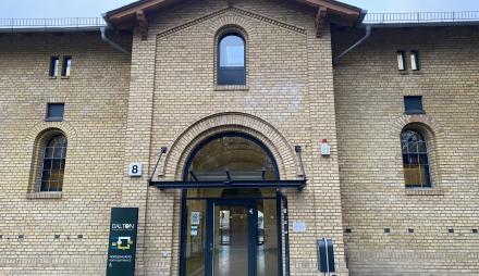 Zu sehen ist das Dalton-Gymnasium Potsdam.