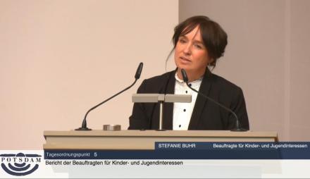 Stefanie Buhr, Beauftragte für Kinder- und Jugendinteressen der Landeshauptstadt Potsdam, spricht am Redepult während ihres Berichts in der Stadtverordnetenversammlung